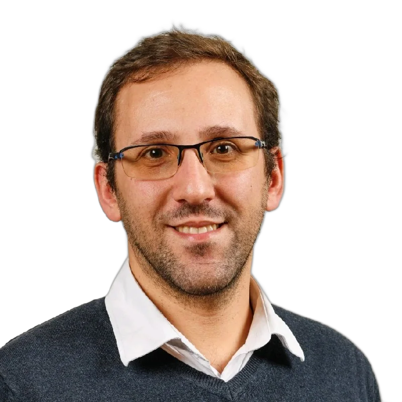 David Silvera, ingénieur mobile, chemise bleu marine et lunettes à branches bleues, sur fond clair.